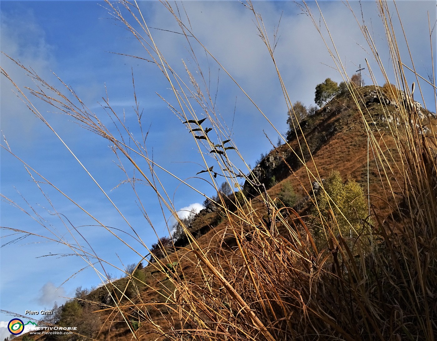 33 Sentiero in decisa salita colorata d'autunno .JPG